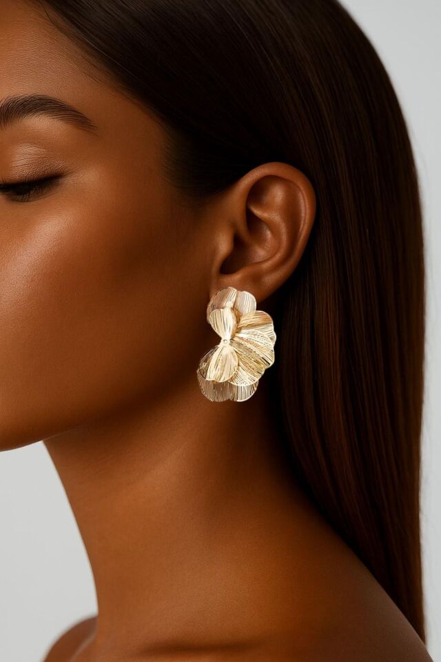 Çiçek Yapraklı Ve Dokulu Çelik Küpe Altın Kaplama