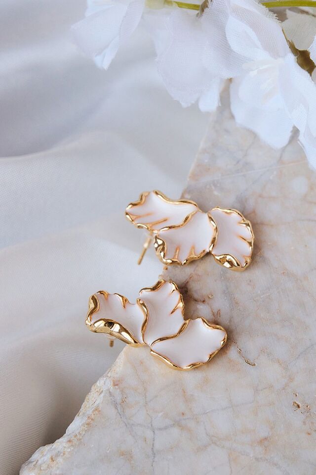 Beyaz Mineli Yaprak Küpe