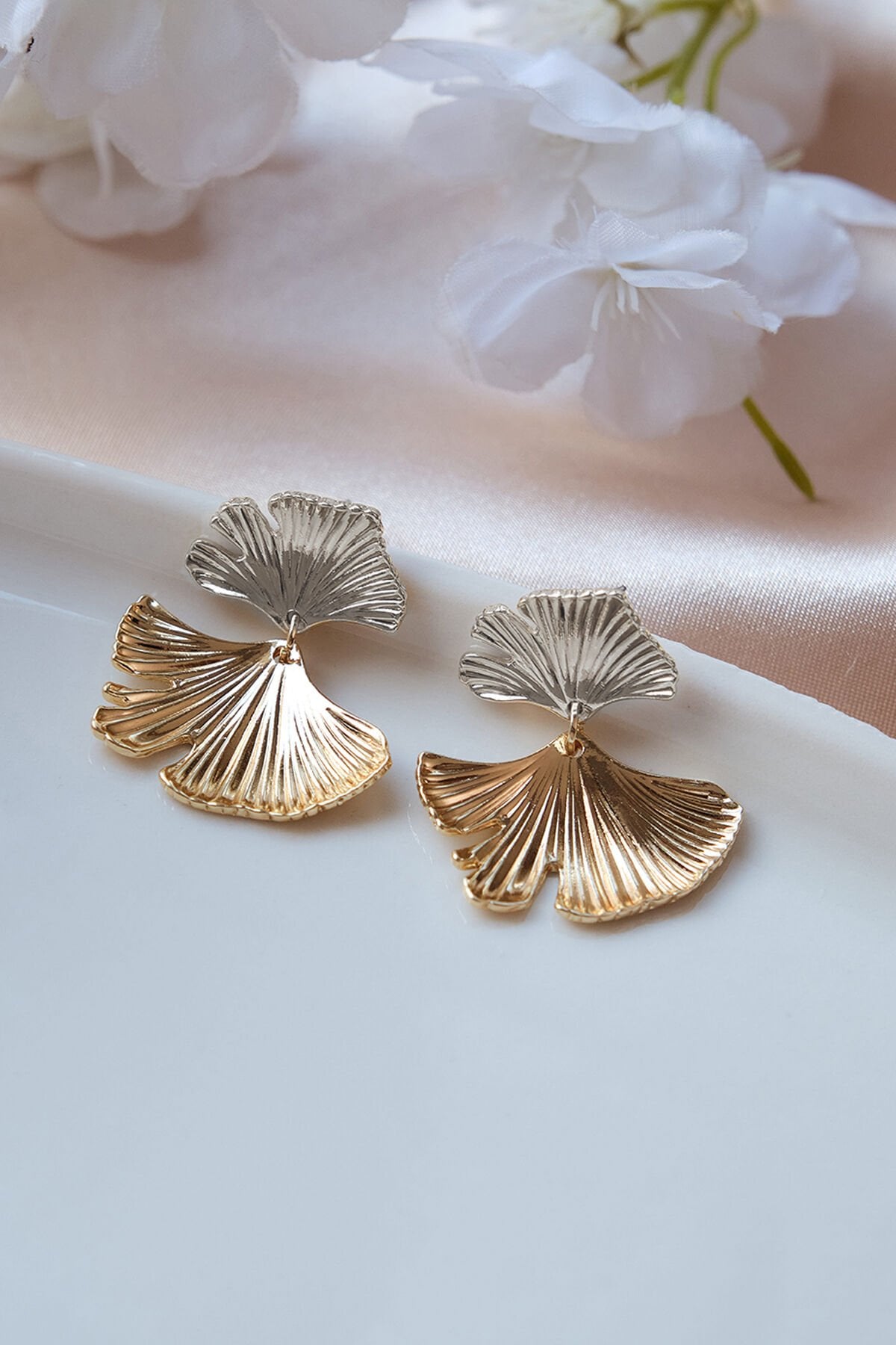 Gold Ve Silver 2 Renk Sallantılı Çizgili Yaprak Küpe