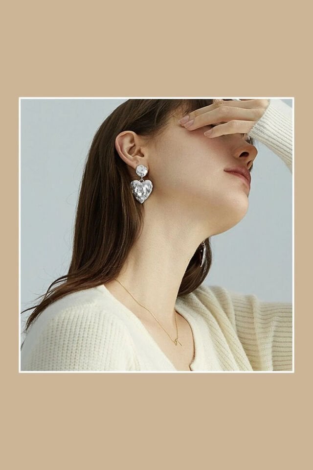 Yıldız Desenli Sallantılı Gümüş Kalp Küpe