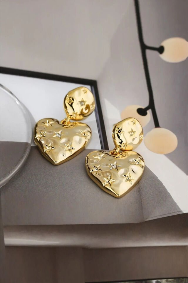 Yıldız Desenli Sallantılı Altın Kalp Küpe