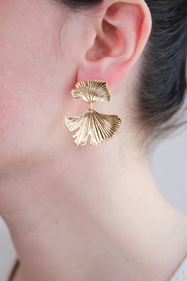 Gold Sallantılı Çizgili Yaprak Küpe