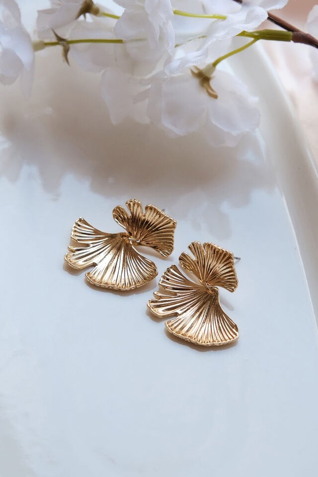 Gold Sallantılı Çizgili Yaprak Küpe