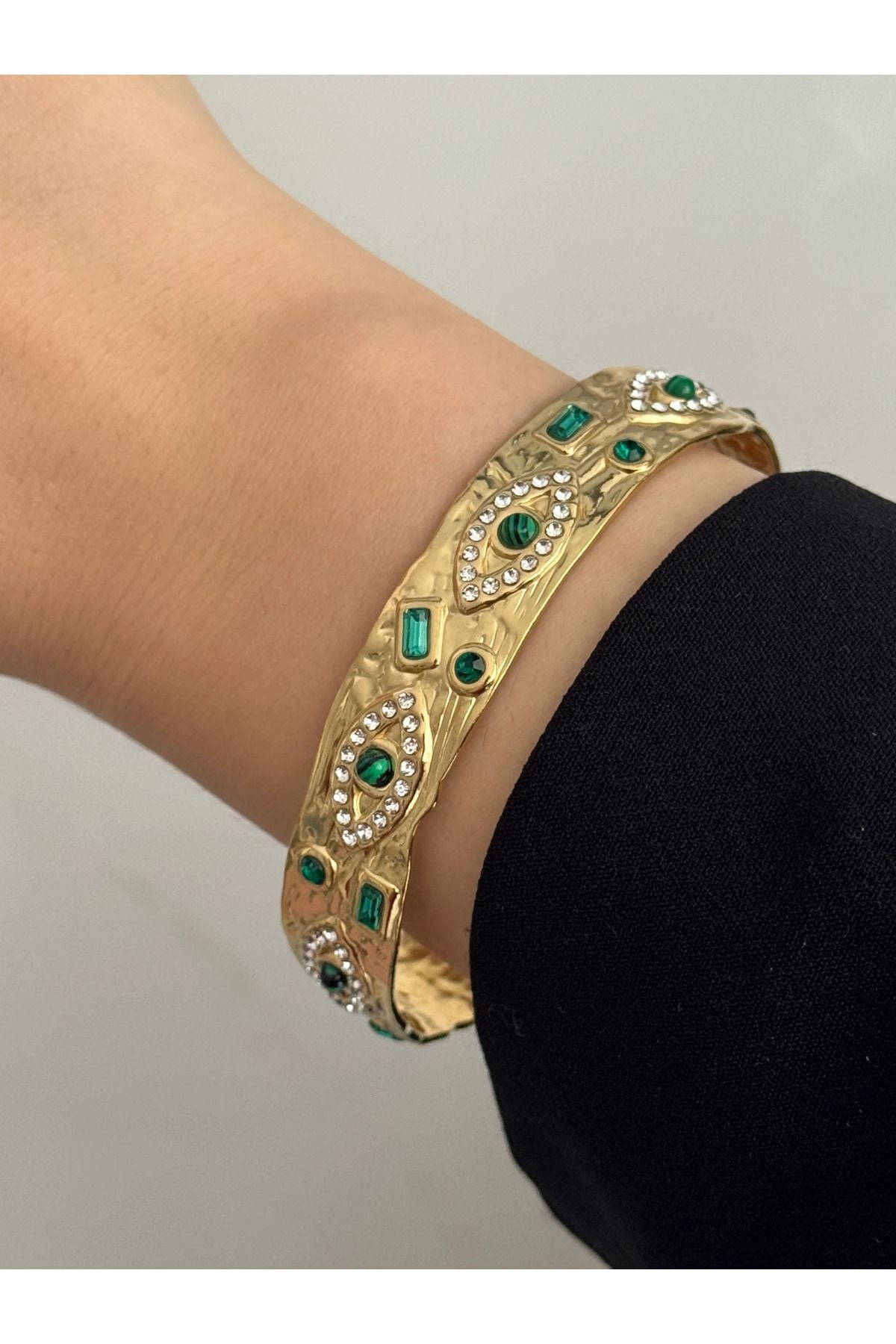 Gold Vintage Yeşil Taşlı Göz Çelik Kelepçe Bileklik