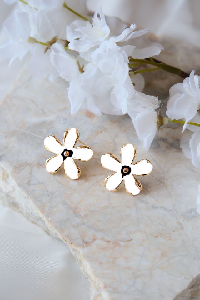 Beyaz ve Siyah Mineli Papatya Küpe