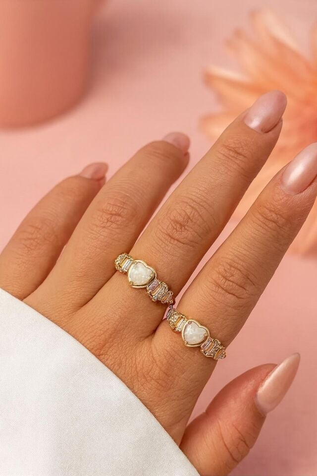 Kadın 18k Altın Kaplama Beyaz Opal Kalp & Zirkon Baget Taşlı Ayarlanabilir Çelik Yüzük (exclusive)