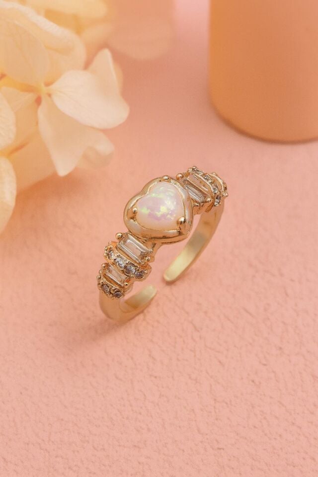 Kadın 18k Altın Kaplama Beyaz Opal Kalp & Zirkon Baget Taşlı Ayarlanabilir Çelik Yüzük (exclusive)