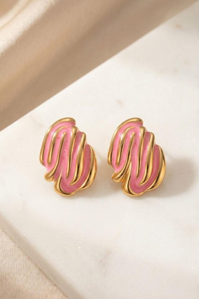 Gold Pembe Mineli Çizgili Premium Küpe