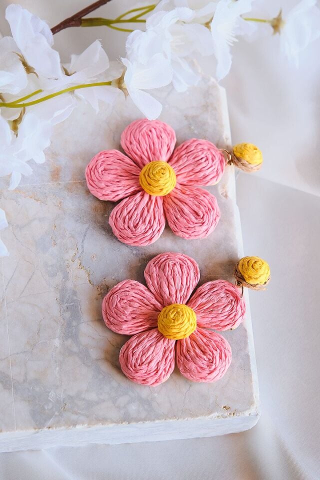 Pembe Hasır Kaplama Sallantılı Papatya Exclusive Küpe