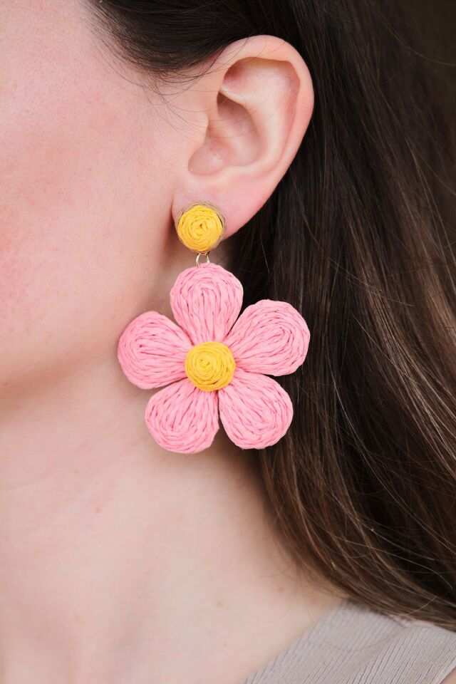 Pembe Hasır Kaplama Sallantılı Papatya Exclusive Küpe