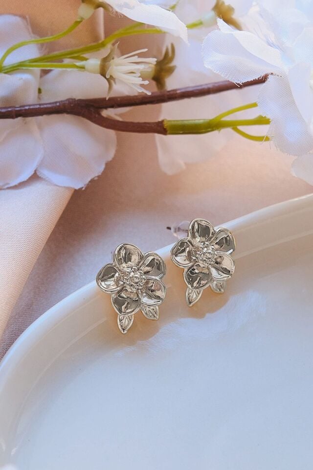 Silver Yapraklı Mini Papatya Küpe