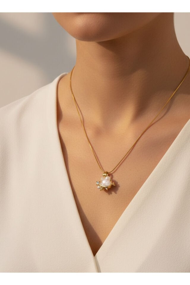 Altın Kaplama Beyaz Papatya Ve Zirkon Taşlı Çelik Kolye