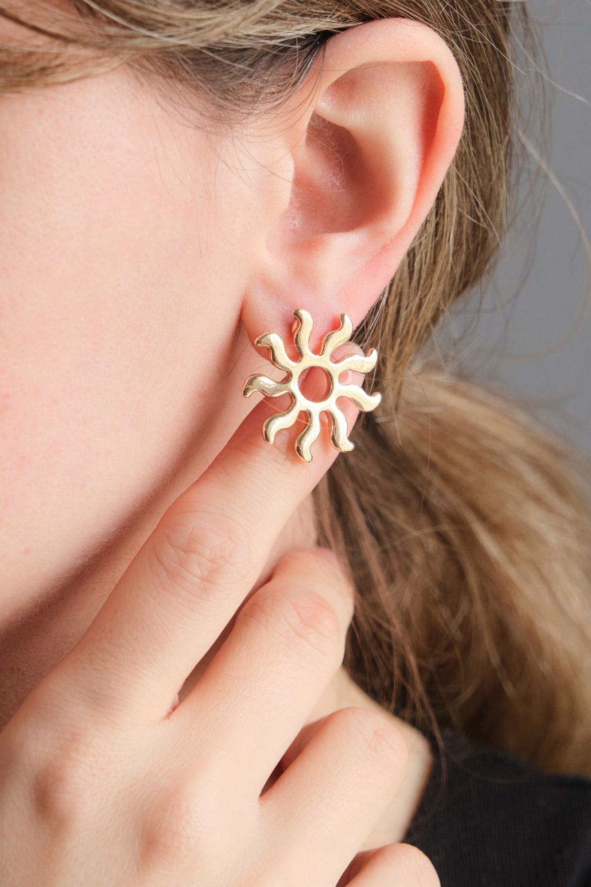 Tam Güneş Figürlü Gold Renk Küpe