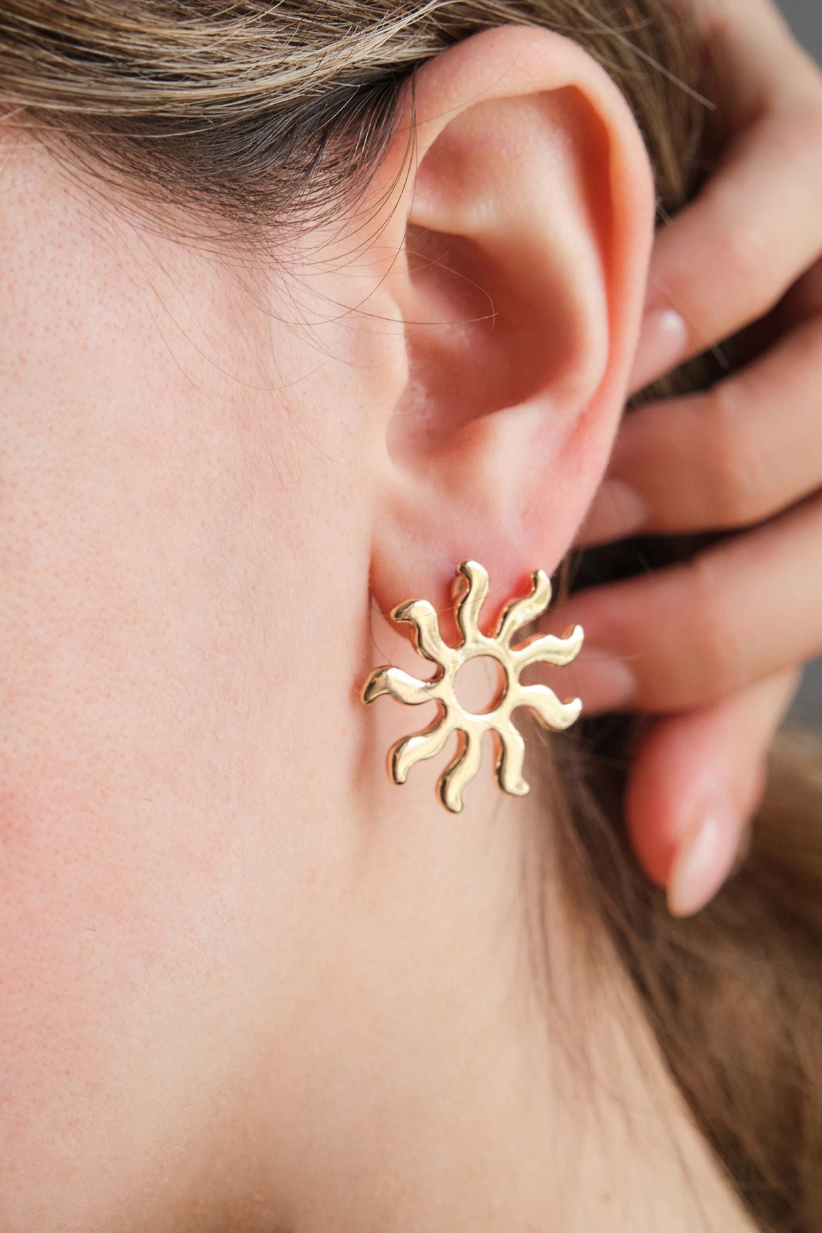 Tam Güneş Figürlü Gold Renk Küpe