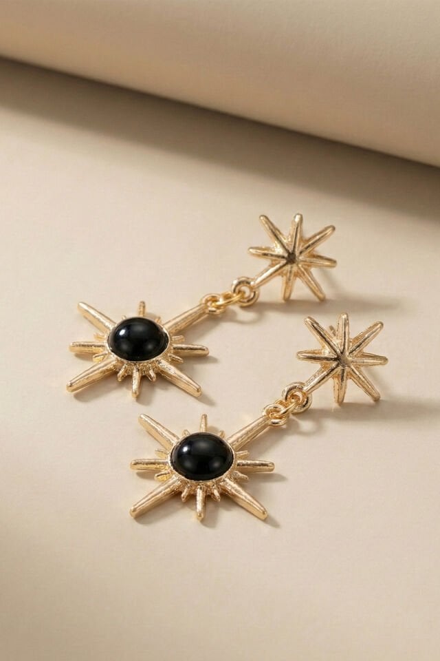 Gold Siyah Detaylı Sallantılı Kuzey Yıldızı Küpe