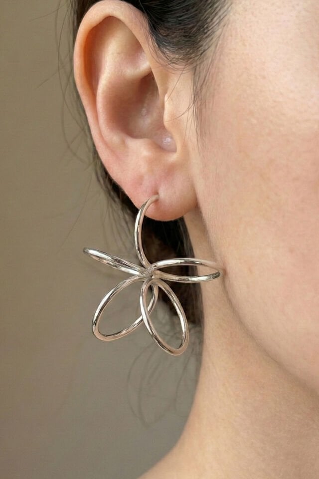 Silver Çiçek Desenli Yay Halka Küpe