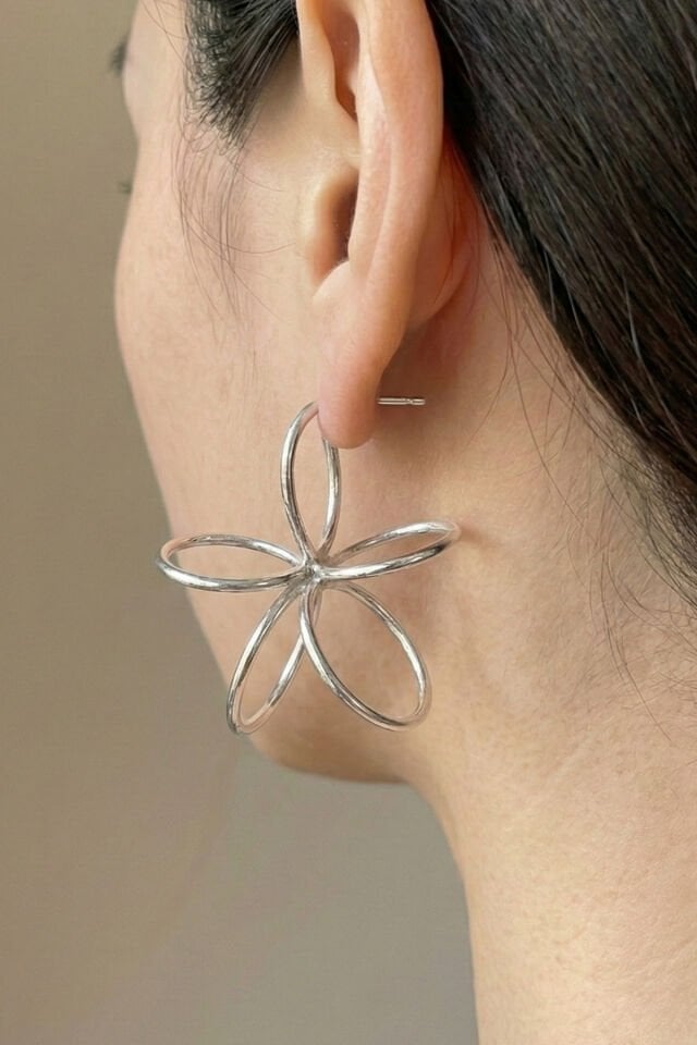 Silver Çiçek Desenli Yay Halka Küpe