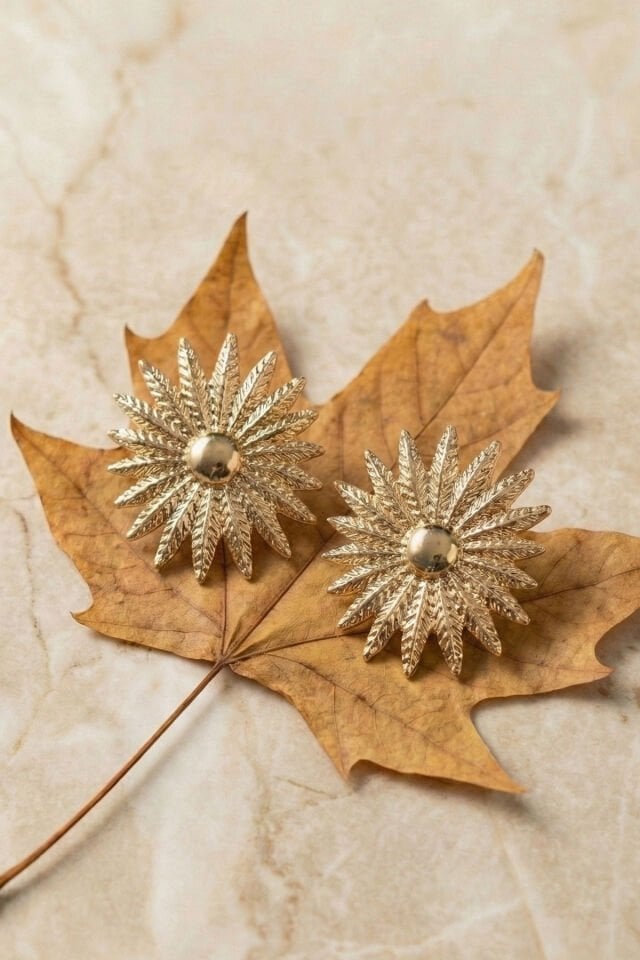 Gold Çizgili Yaprak Desenli Yuvarlak Çiçek Küpe