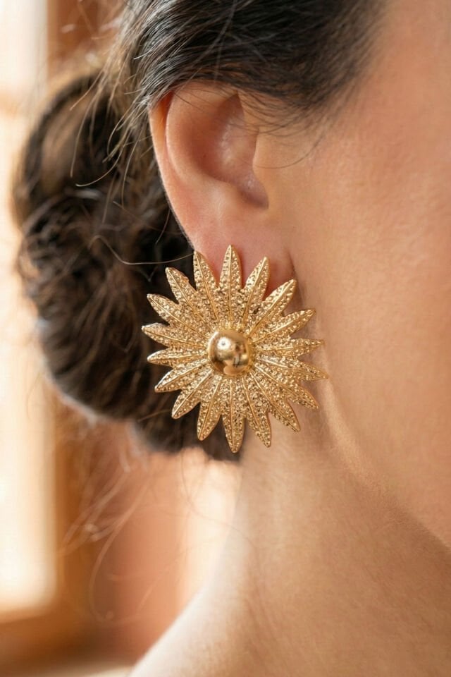 Gold Çizgili Yaprak Desenli Yuvarlak Çiçek Küpe