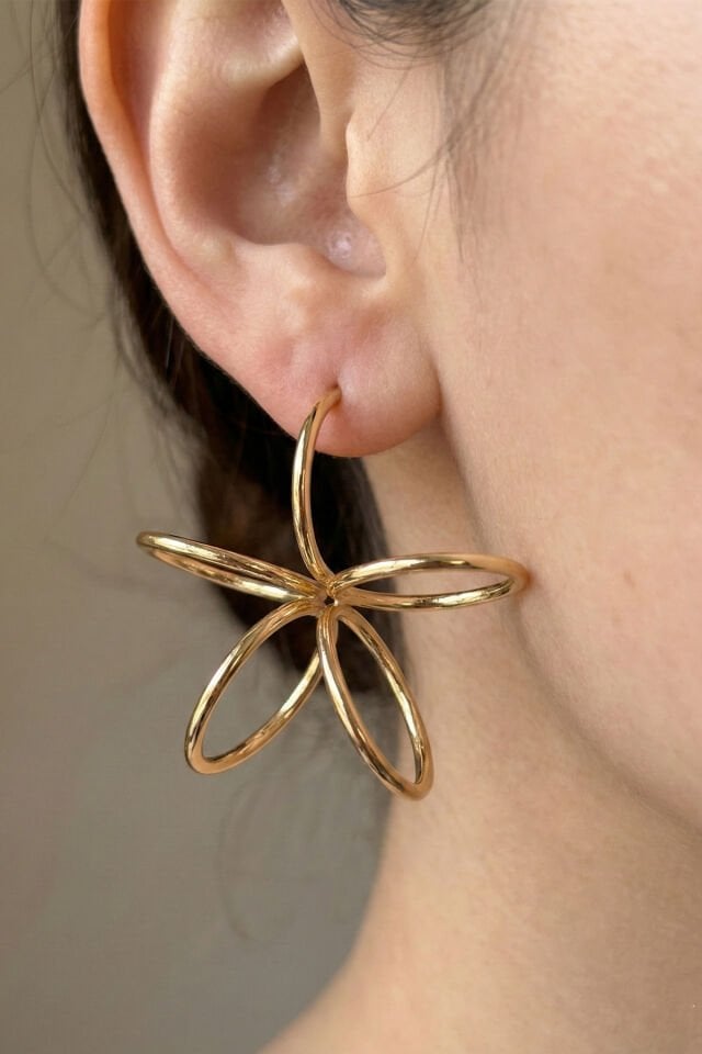 Gold Çiçek Desenli Yay Halka Küpe