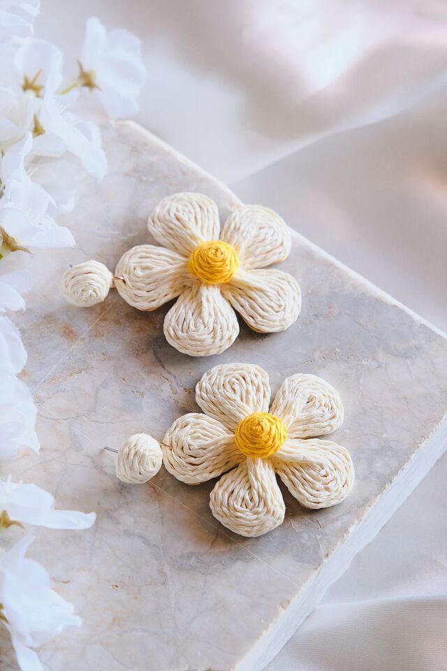 Beyaz Hasır Kaplama Sallantılı Papatya Exclusive Küpe