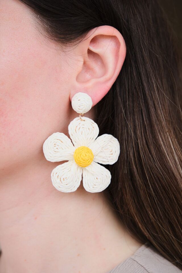 Beyaz Hasır Kaplama Sallantılı Papatya Exclusive Küpe