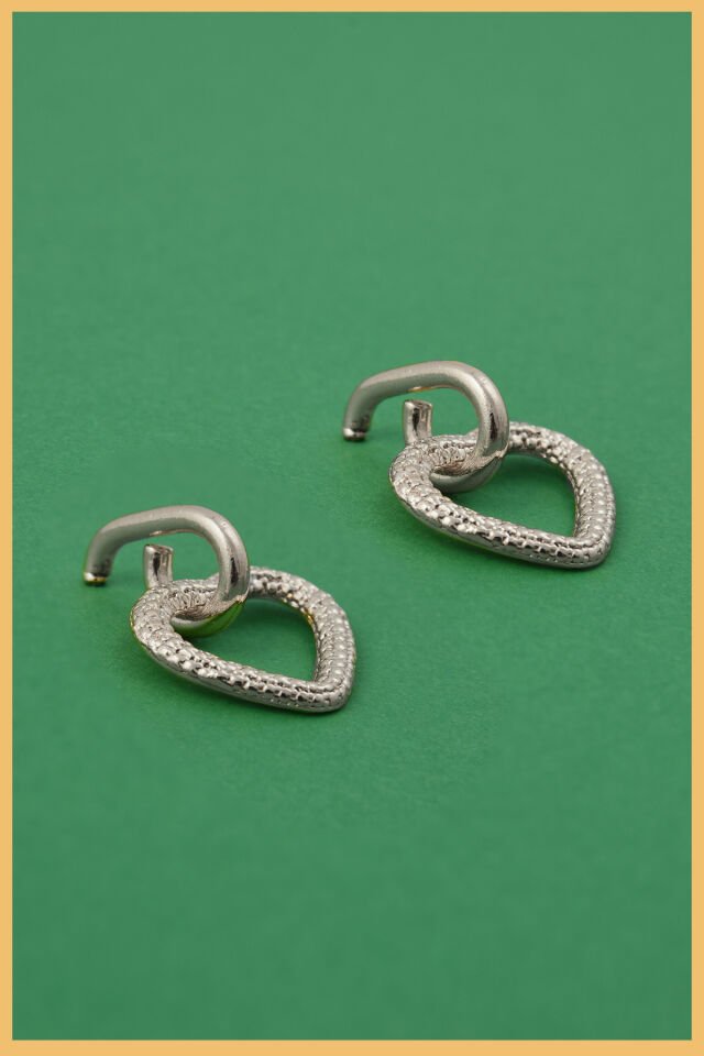 Gümüş Kaplama Desenli Sallantılı Kalp Küpe