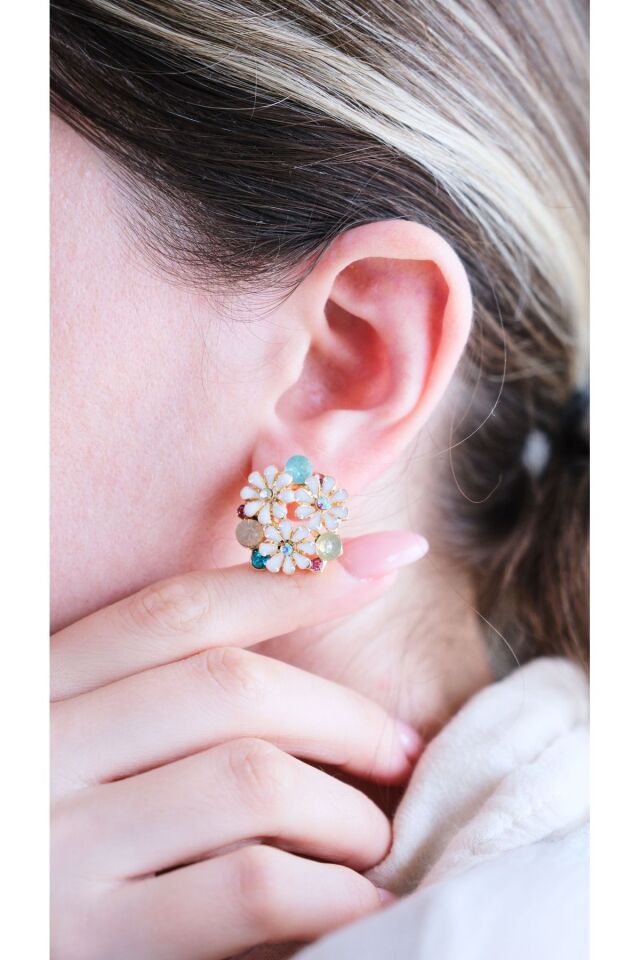 Beyaz Mineli Papatya Zirkon Taş Detaylı Küpe