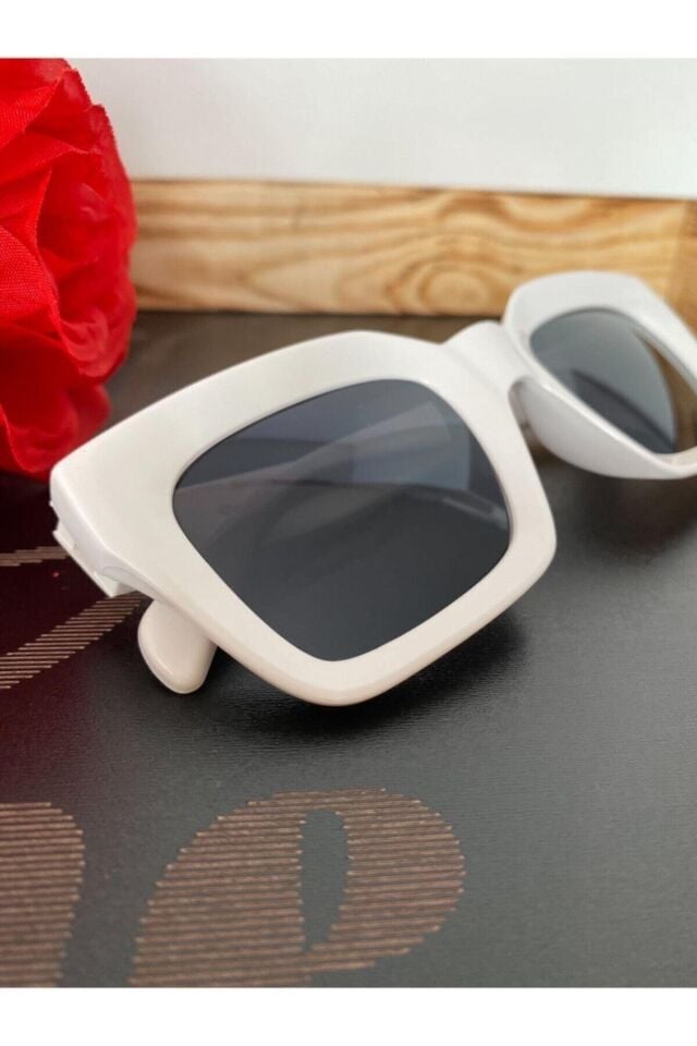 Mia Kalın Çerçeveli Tasarım Gözlük Beyaz Çerçeve Siyah Cam