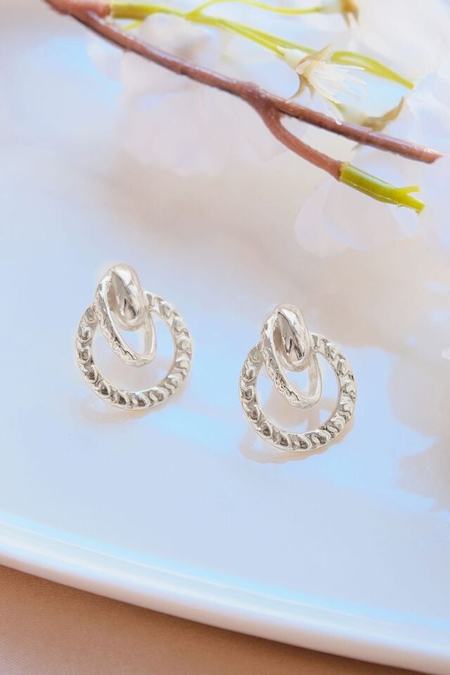 Kadın Silver Çizgili Iç Içe Halka Küpe Seti