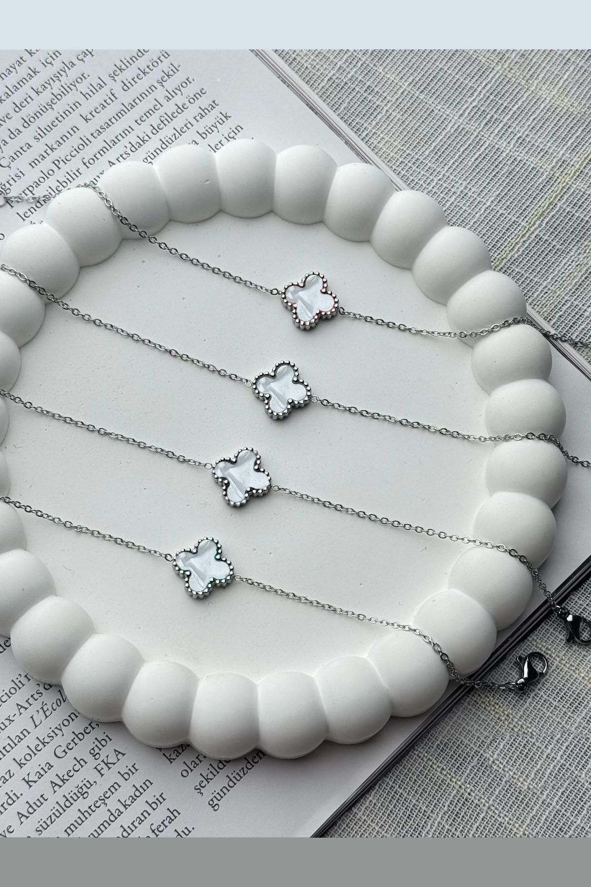 Gümüş Renk Cleef Beyaz Sedef Yonca Çelik Bileklik