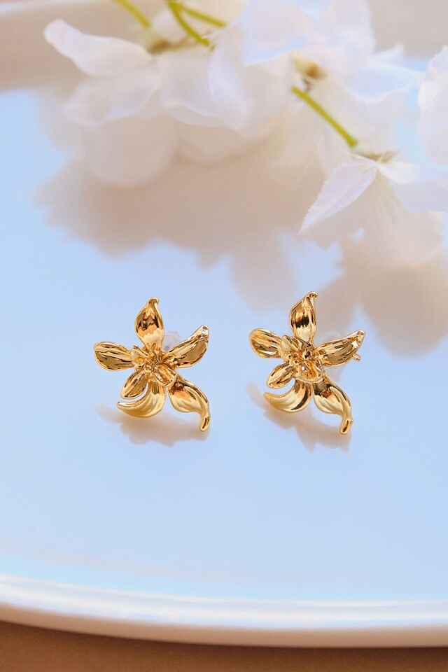 Gold Ayrık Yapraklı Çiçek Küpe