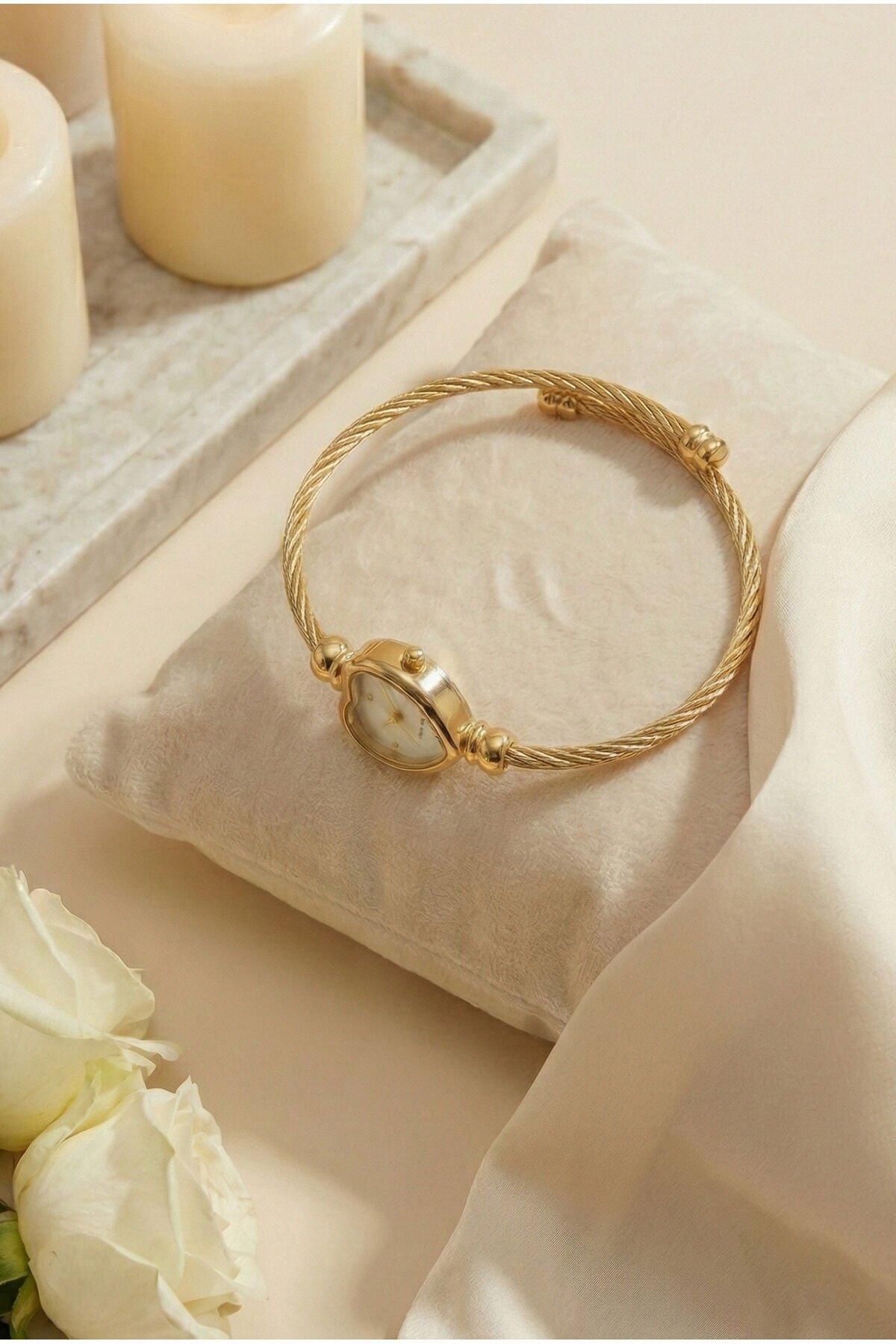 Çelik Kordonlu Esnek Gold Renk Kalpli Gold Kadran Kadın Kol Saati