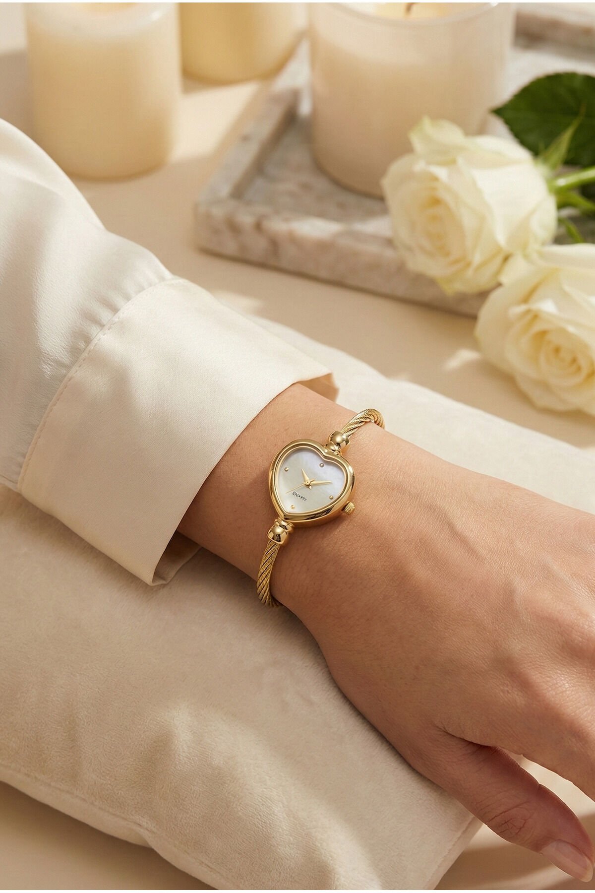 Çelik Kordonlu Esnek Gold Renk Kalpli Gold Kadran Kadın Kol Saati