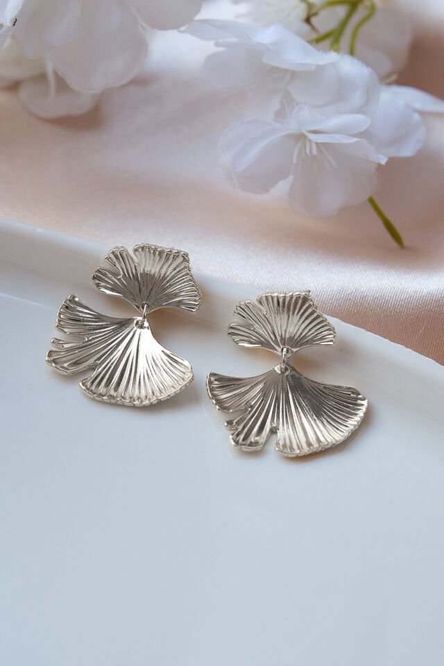 Silver Sallantılı Çizgili Yaprak Küpe