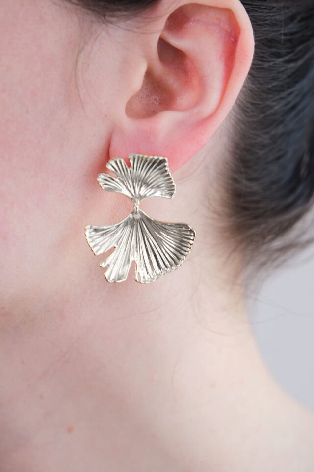 Silver Sallantılı Çizgili Yaprak Küpe