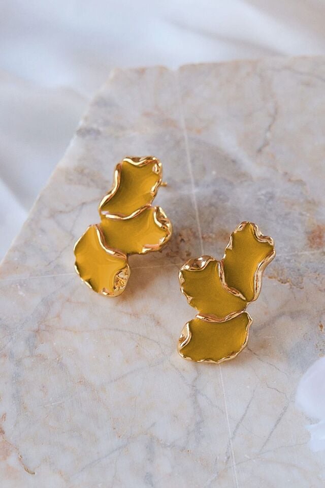 Sarı Mineli Yaprak Küpe